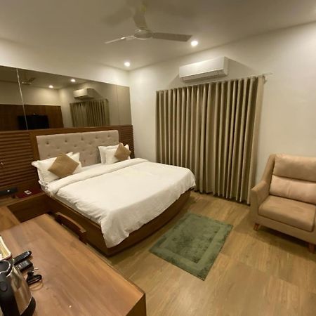 Hotel Evershine Rajkot Buitenkant foto