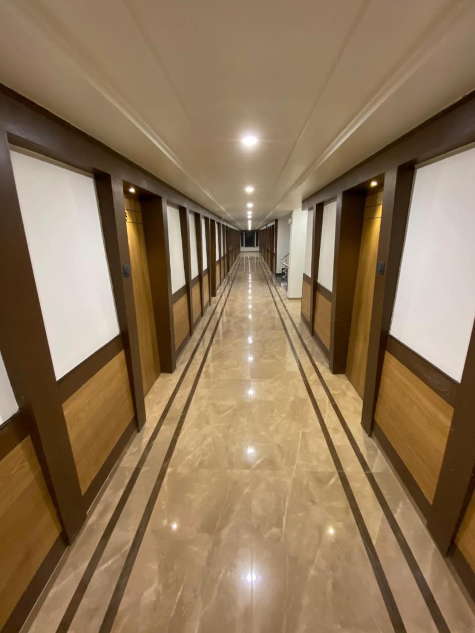 Hotel Evershine Rajkot Buitenkant foto