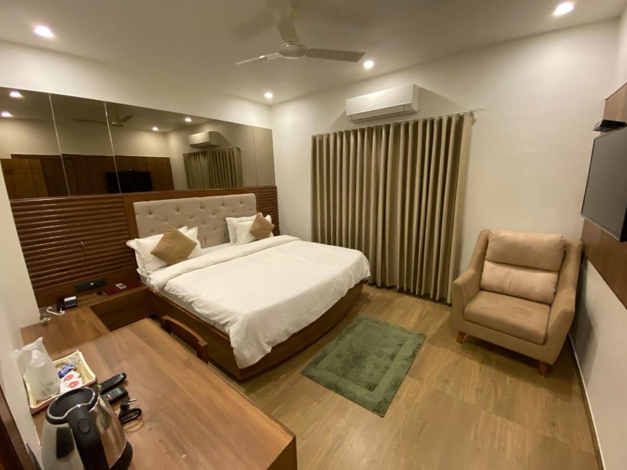 Hotel Evershine Rajkot Buitenkant foto