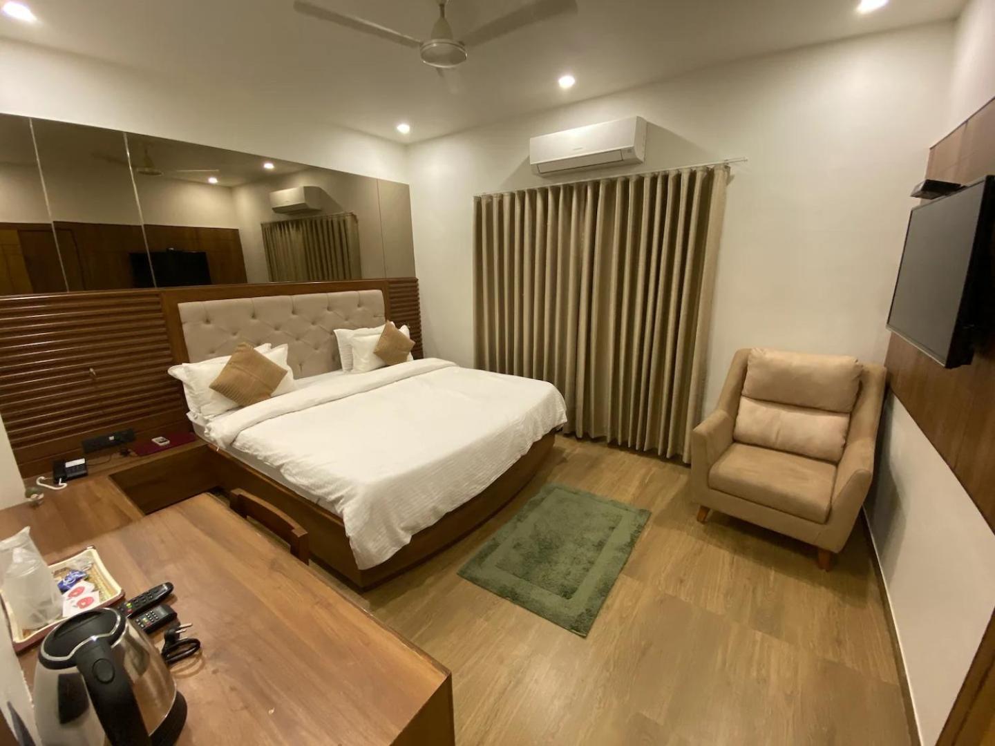 Hotel Evershine Rajkot Buitenkant foto