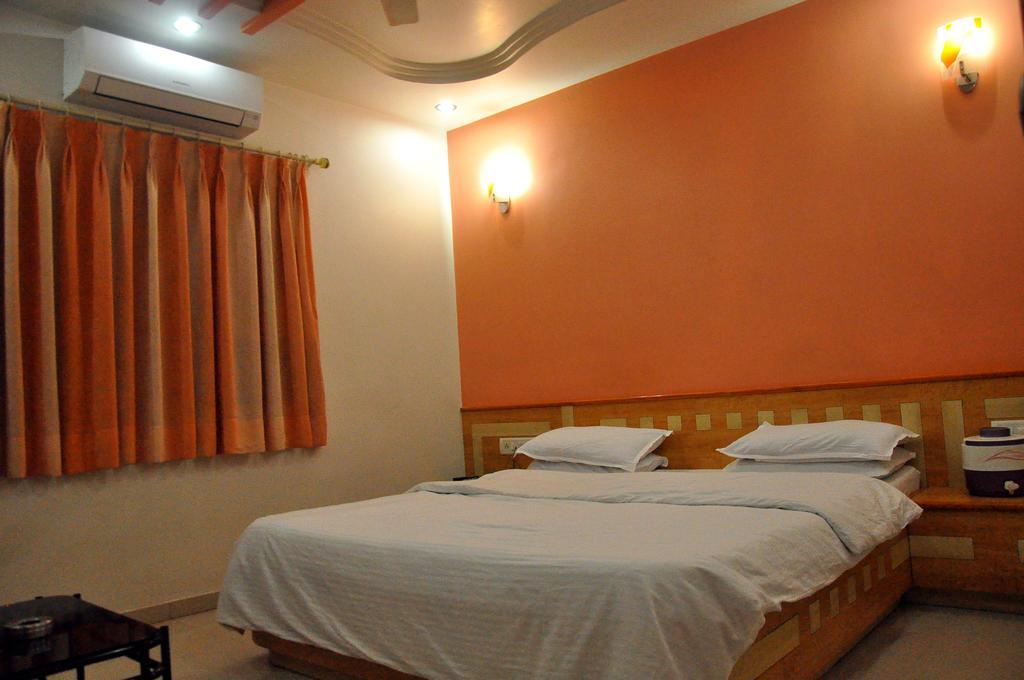 Hotel Evershine Rajkot Buitenkant foto
