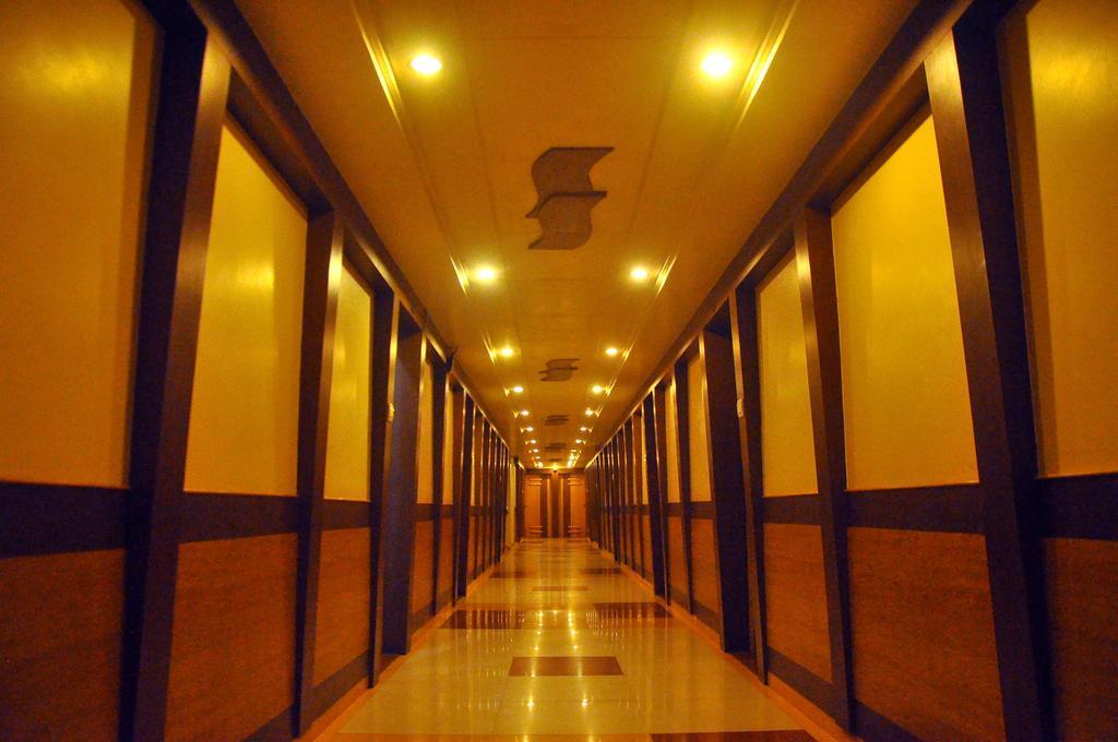 Hotel Evershine Rajkot Buitenkant foto