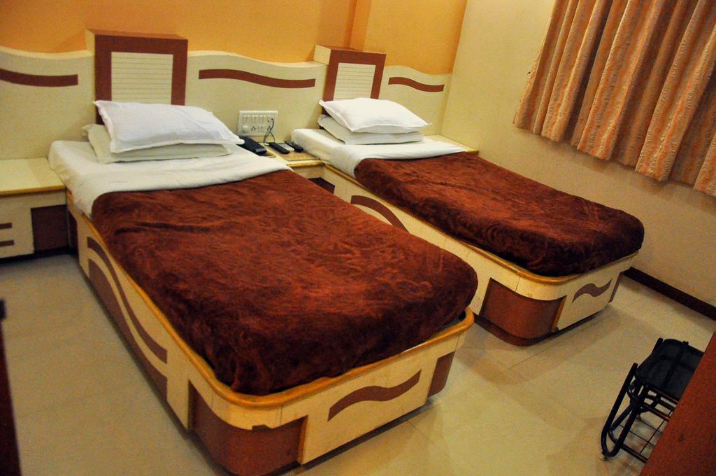 Hotel Evershine Rajkot Buitenkant foto